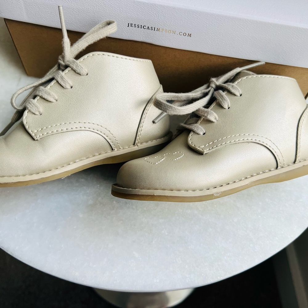 Toddler shoes. Gold. Size 7. Footmates. Walking shoes.